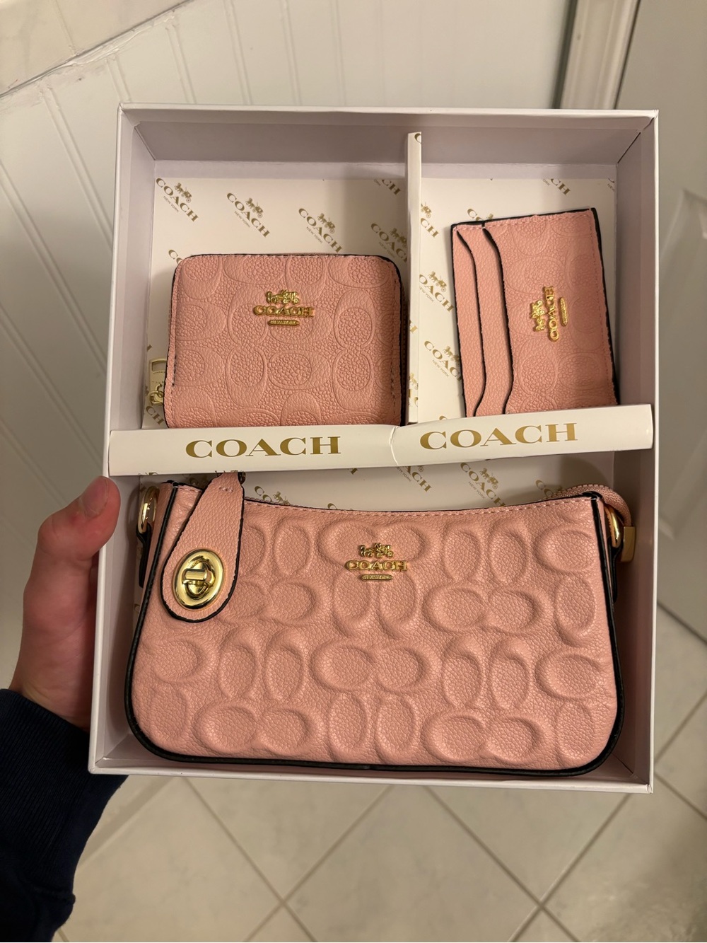 *NEW* PINK PURSE SET 100% Authentic Comes with Receipt
COME GET YOURS NOW LOTS